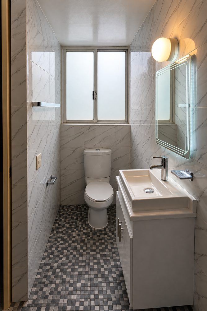 Ba�o con muros tipo m�rmol y piso de mosaico