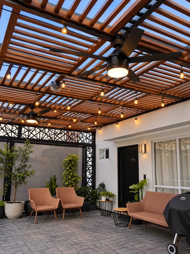 P�rgola de madera y herrer�a en patio